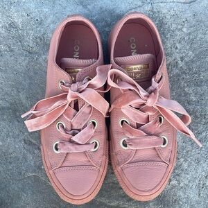 Converse Chuck Taylor All Star Pink Leather Shoes
561689C Women's Size 6.5